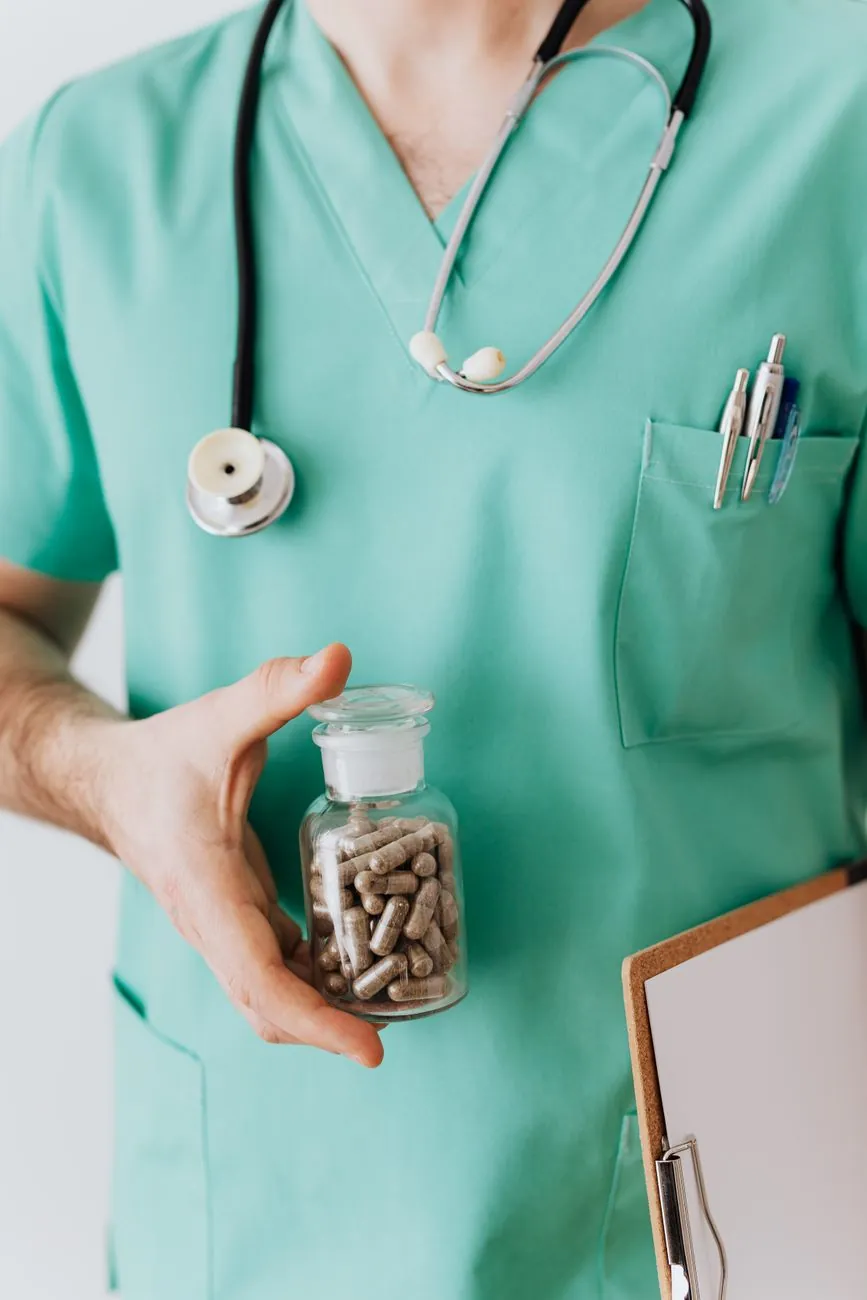Lachende vrouw uit Amsterdam die Cavowexaje probiotica gebruikt